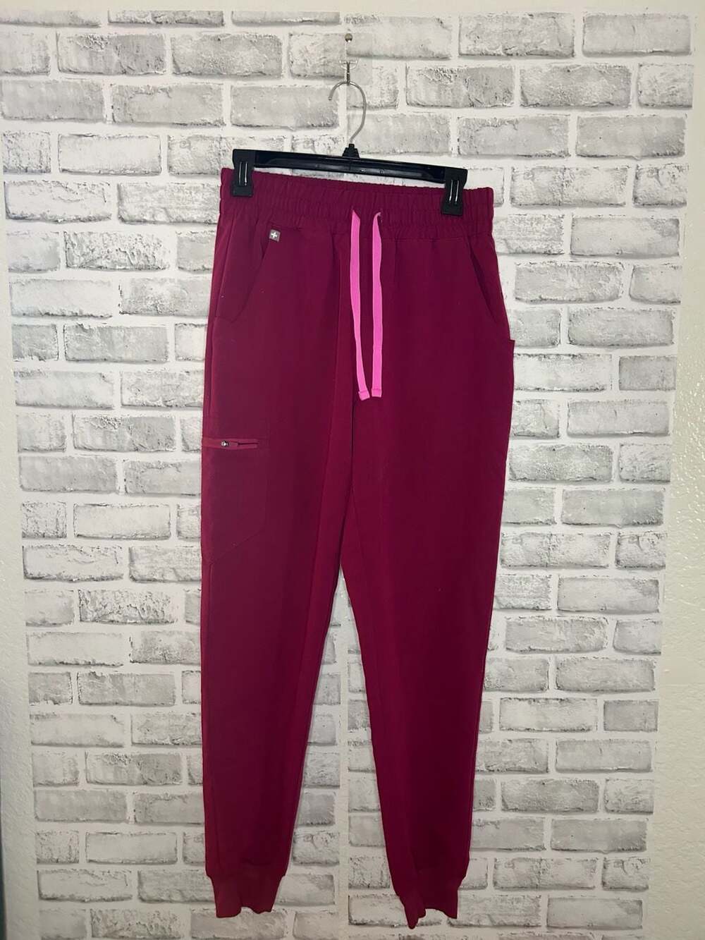 FIGS Women's Catarina One-Pocket Scrub Top and Zamora Jogger Scrub Pants Set in - Picture 5 of 5